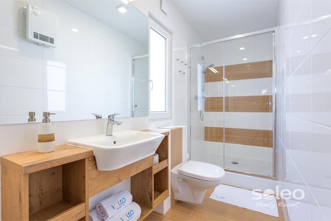 Soleo Family Resort - Domki 3 Min Od Morza - 3 Baseny, 4 Jacuzzi, Sauna, Animacje, Malpi Gaj, 3 Sale Zabaw, 4 Place Zabaw, 2 Restauracje Rewal Eksteriør billede